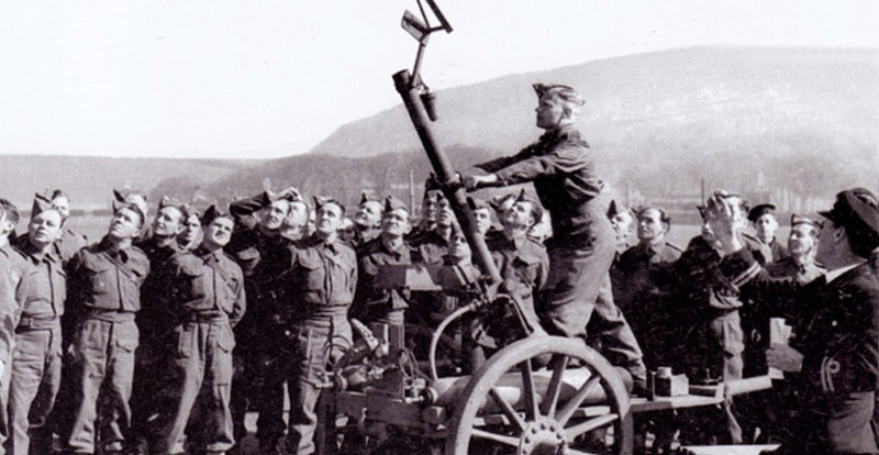 Illustration for article titled El origen del cañón de patatas: el arma que ayudó a los barcos británicos a defenderse de los nazis